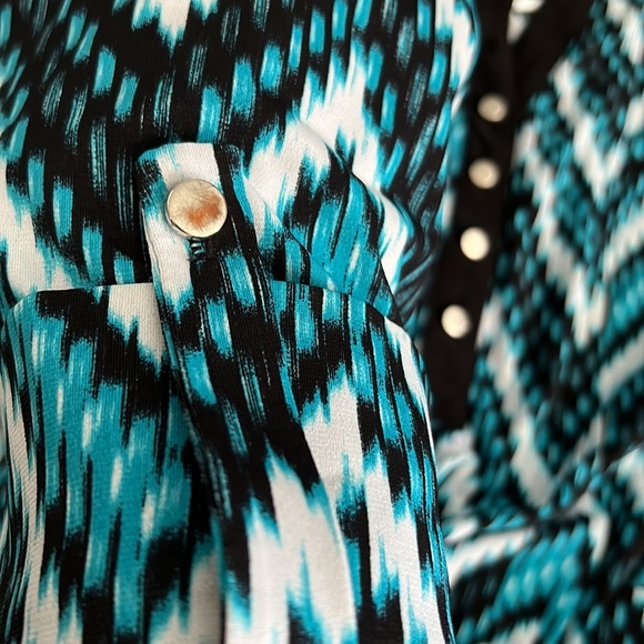 Blk & Real, super soft & slimming 3/4 gathered sleeve, Quality New cond. Vneck - Picture 3 of 3